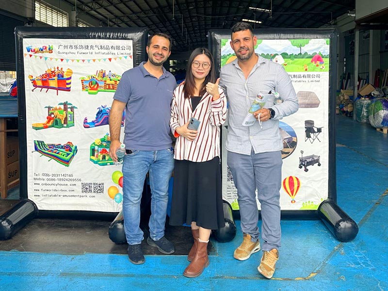 Клиент из Испании посетил Guangzhou Funworld Inflatables Limited 20 марта 2025 г.