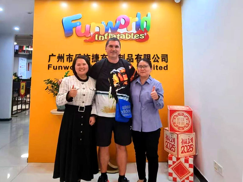 Клиент из Хорватии посетил Guangzhou Funworld Inflatables Limited 26 марта 2025 г.