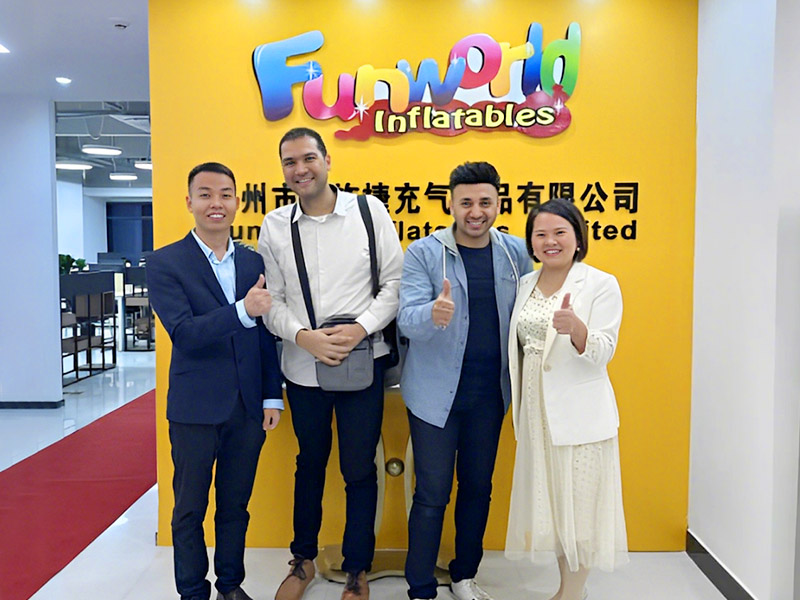 Клиент из Ближнего Востока и Египта посетил Guangzhou Funworld Inflatables Limited в сентябре 2019 г.