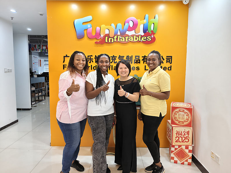Наш клиент из Кот-д'Ивуара посетил Guangzhou Funworld Inflatables Limited