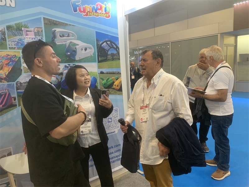 2025 IAAPA EXPO EUROPE Барселона Выставка большой профессиональный надувной батут с полосой препятствий