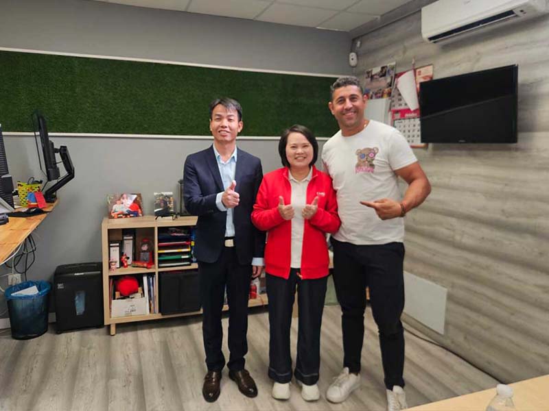 Визит к клиентам в Испанию. Детский праздник во дворе. Надувная водная горка.