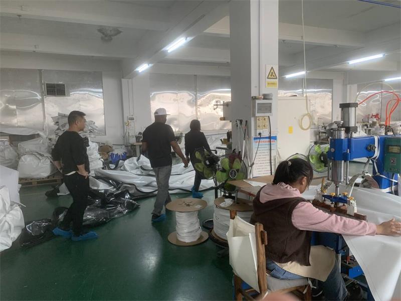 Посетители осматривают белый алюминиевый свадебный шатер-атриум на 300-500 человек.